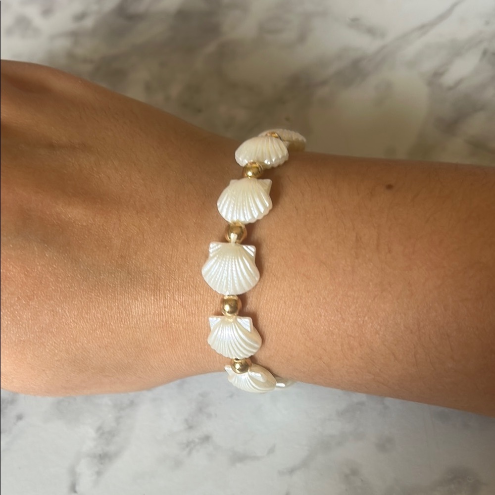 Elegant Gold and Cream Shell Bracelet
